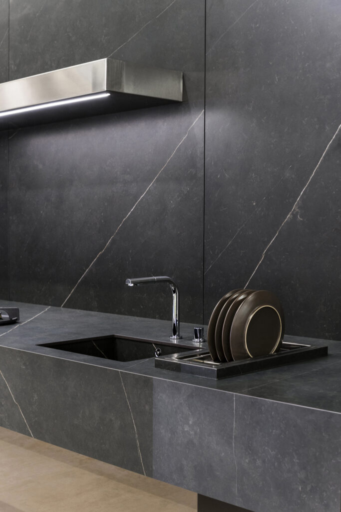 THESIZE SURFACES - NEOLITH Almassora - Castellón - Spain Neolith Calatorao, piedra sinterizada en mesada cocina y revestimiento