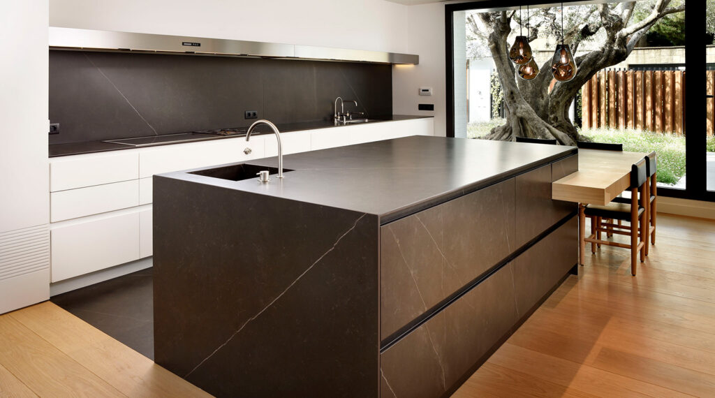 neolith-calatorao-piedra-sinterizada-mesada-isla-cocina-y-revestimiento- Neolith Calatorao, piedra sinterizada en mesada de cocina e isla