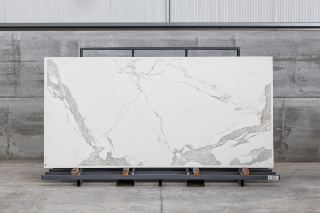 THESIZE SURFACES - NEOLITH Almassora - Castellón - Spain Neolith Estatuario, piedra sinterizada chapa completa vista frontal