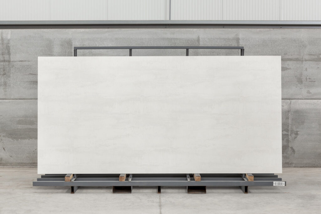 THESIZE SURFACES - NEOLITH Almassora - Castellón - Spain Neolith Iron Frost, piedra sinterizada chapa completa vista frontal