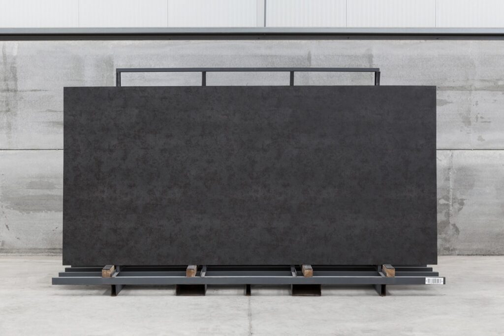 neolith-iron-grey-piedra-sinterizada-chapa-completa Neolith Iron Grey, piedra sinterizada chapa completa vista frontal