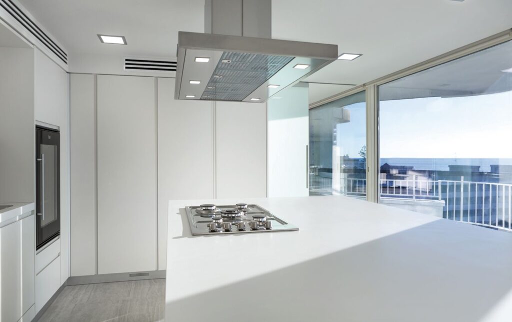 neolith-just-white-piedra-sinterizada-mesada-cocina-isla Neolith Just White, piedra sinterizada en mesada de isla cocina