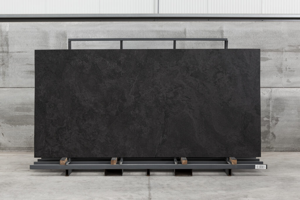 THESIZE SURFACES - NEOLITH Almassora - Castellón - Spain Neolith Krater, piedra sinterizada chapa completa vista frontal