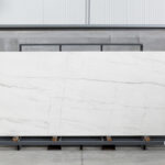 THESIZE SURFACES - NEOLITH Almassora - Castellón - Spain Neolith Mont Blanc, piedra sinterizada chapa completa vista frontal