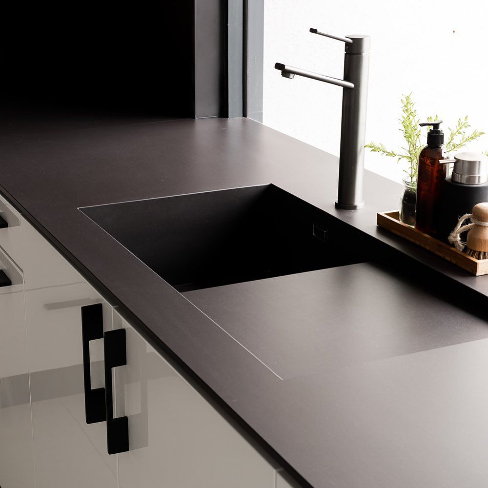 neolith-nero-piedra-sinterizada-mesada-cocina-isla Neolith Nero, piedra sinterizada en mesada isla cocina