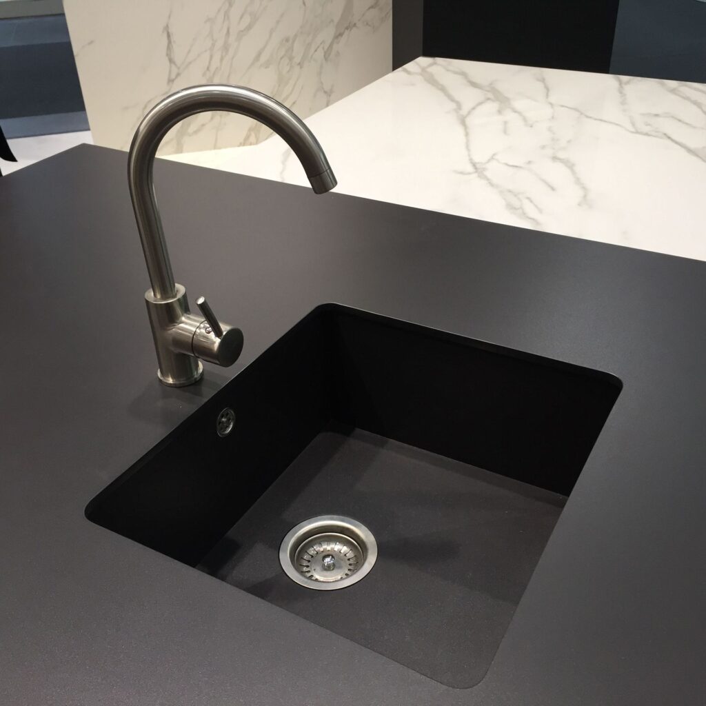 neolith-nero-piedra-sinterizada-mesada-isla-cocina Neolith Nero, piedra sinterizada en mesada isla cocina
