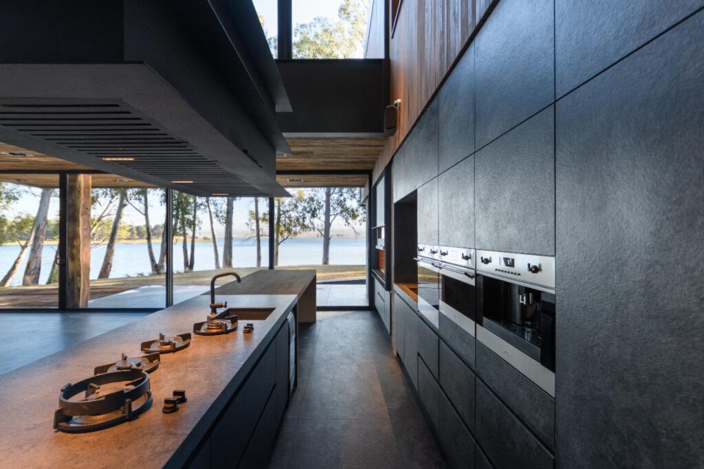 neolith-nero-zimbabwe-piedra-sinterizada-mesada-cocina-isla-y-revestimiento-mobiliario Neolith Nero Zimbabwe, piedra sinterizada en mesada cocina de isla con revestimiento de mobiliario alacenas