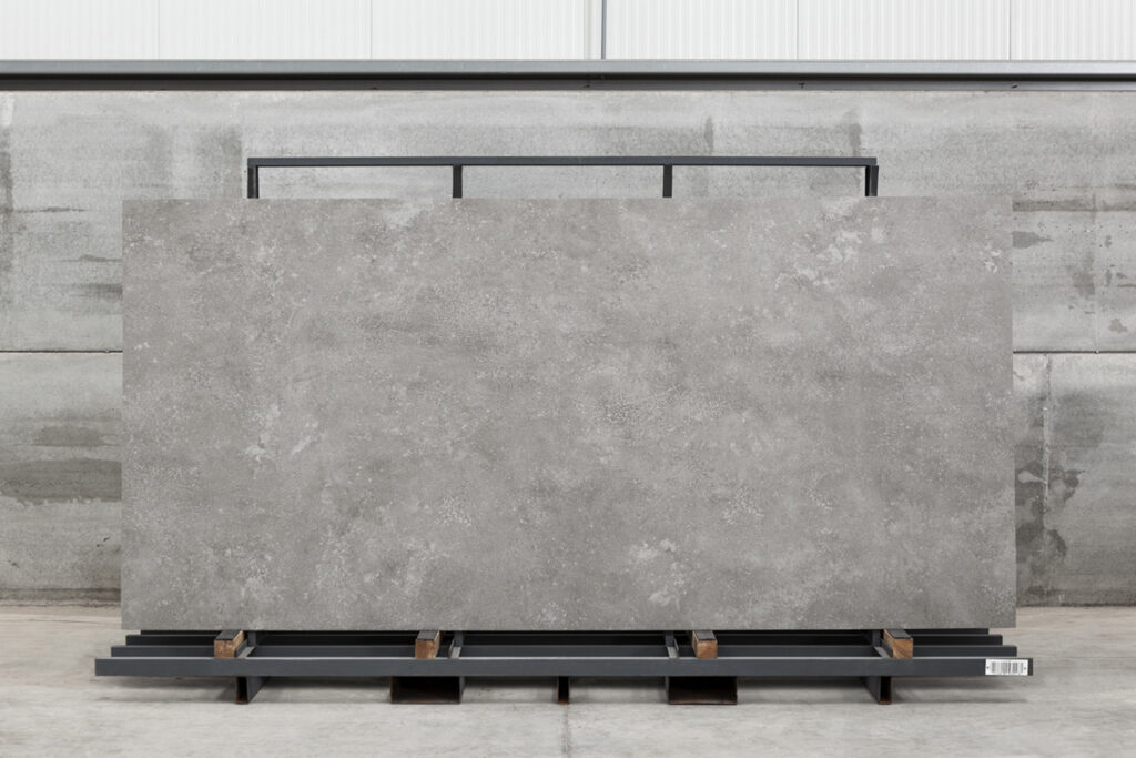 THESIZE SURFACES - NEOLITH Almassora - Castellón - Spain Neolith New York, piedra sinterizada chapa completa vista frontal