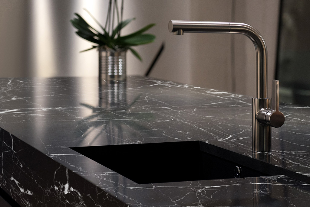 neolith-niagara-piedra-sinterizada-mesada-cocina-isla-detalle-vetas Neolith Niagara, piedra sinterizada en mesada isla de cocina con vista detalle de sus vetas del material