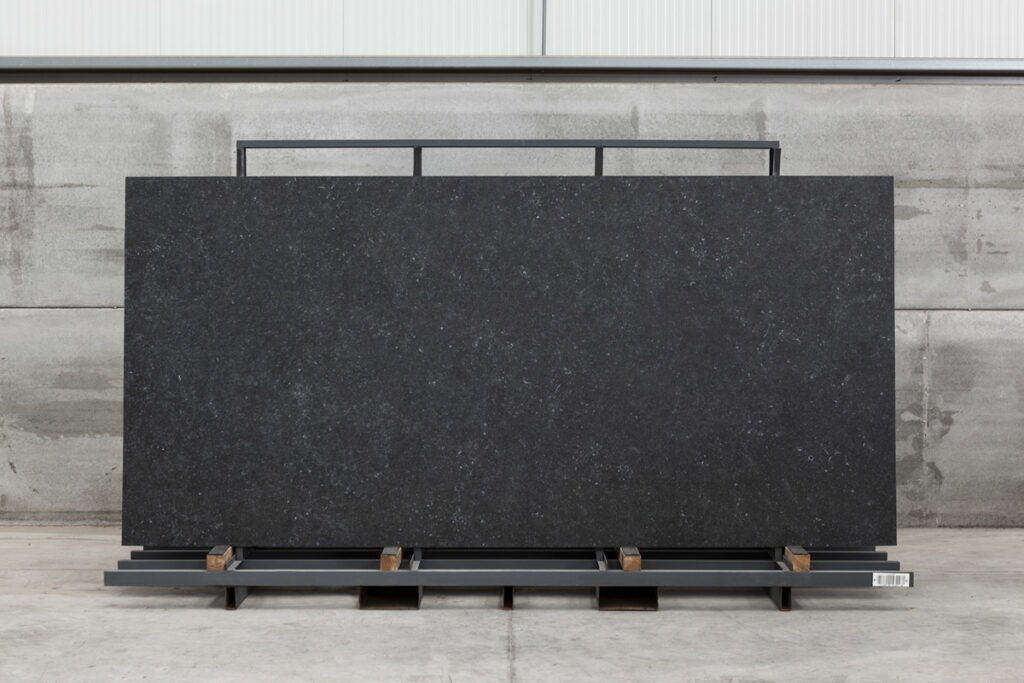 THESIZE SURFACES - NEOLITH Almassora - Castellón - Spain Neolith Pierre Blue, piedra sinterizada chapa completa vista frontal