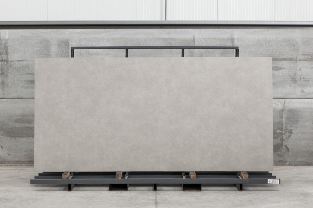 THESIZE SURFACES - NEOLITH Almassora - Castellón - Spain Neolith Pietra Di Luna, piedra sinterizada chapa completa vista frontal
