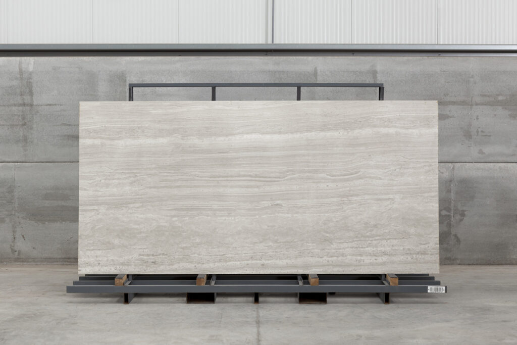 THESIZE SURFACES - NEOLITH Almassora - Castellón - Spain Neolith Strata Argentum, piedra sinterizada chapa completa vista frontal