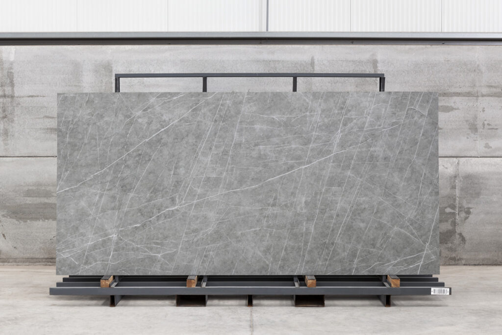 Neolith Zaha Stone, piedra sinterizada Neolith Zaha Stone, piedra sinterizada en chapa completa vista frontal
