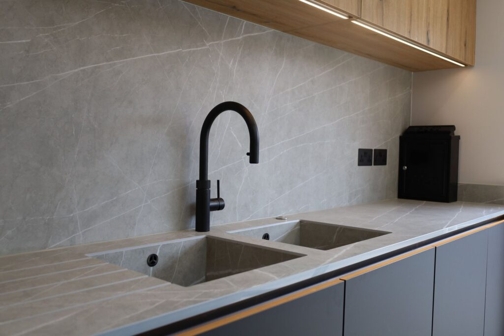 neolith-zaha-stone-piedra-sinterizada-mesada-cocina-- Neolith Zaha Stone, piedra sinterizada en mesada de cocina