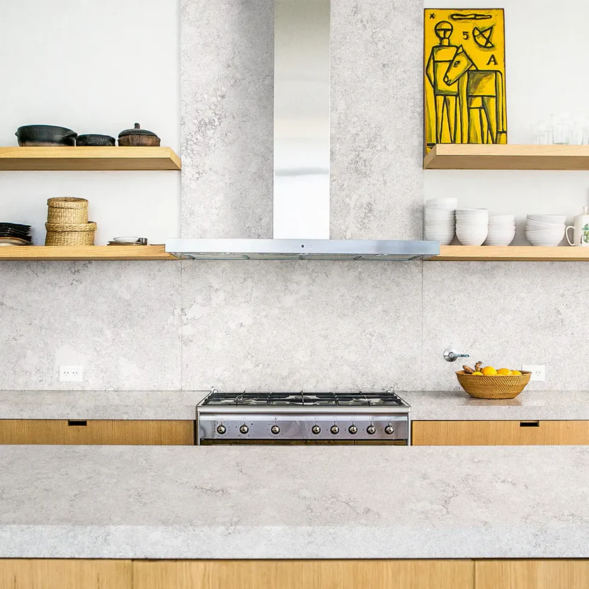 purastone-pura-concrete-mesada-isla-y-revestimiento-cocina Purastone Pura Concrete de cuarzo en tono gris con textura visual inspirada en el hormigón, ideal para mesadas, islas, mesas y revestimientos interiores.