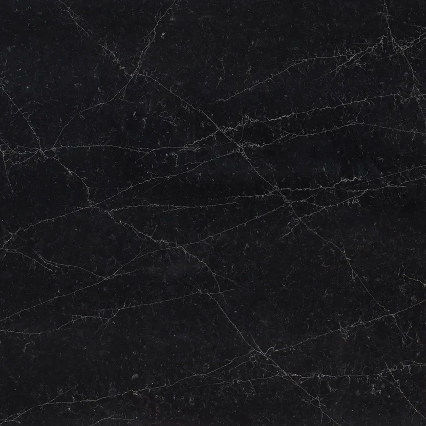 purastone-pura-nero-marquina Purastone Pura Nero Marquina de cuarzo con fondo negro profundo y vetas blancas irregulares, ideal para mesadas, islas y revestimientos interiores.