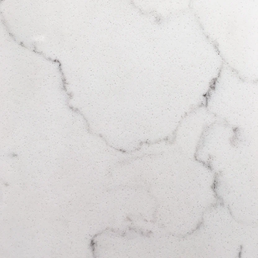 purastone-pura-statuarietto Purastone Pura Statuarietto de cuarzo con fondo blanco puro y veteado gris fino y fragmentado, ideal para mesadas, islas y revestimientos interiores
