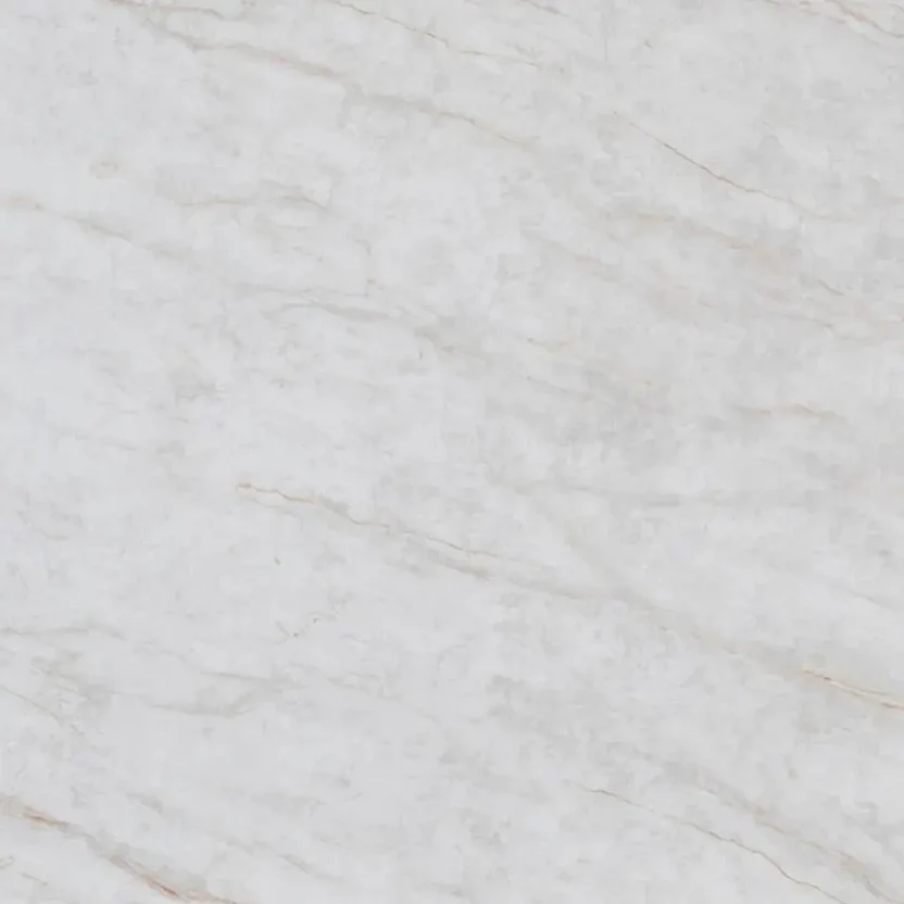 purastone-pura-taj Purastone Pura Taj de cuarzo con fondo blanco cremoso y vetas suaves en tonos beige y bronce, ideal para mesadas, islas y revestimientos interiores.