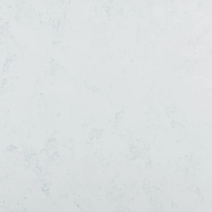 purastone-pura-venatino Purastone Pura Venatino de cuarzo con fondo blanco brumoso y sutiles vetas grises dispersas, ideal para mesadas, islas y revestimientos interiores.